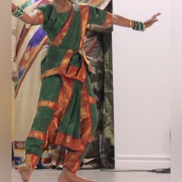 Bharatanatyam Dance Costume for Kids age 6 to 7 green and red - Picture 1 of 3
